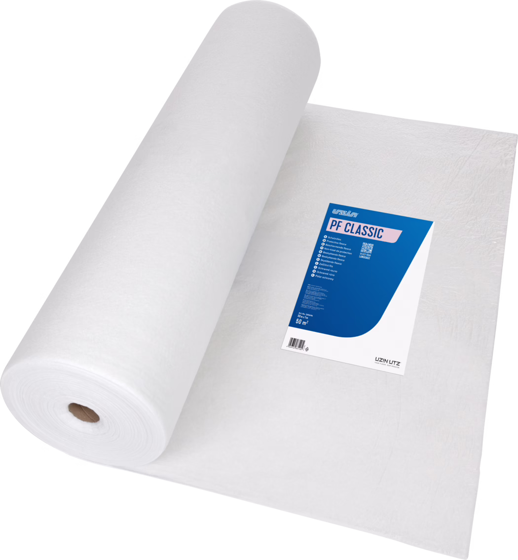 UZIN_Dummy_PF CLASSIC_50m2_2026-08 Eine große Rolle weißen Schutzvlieses mit einem sichtbaren blauen Produktetikett mit der Aufschrift 'PF CLASSIC', auf weißem Hintergrund.
