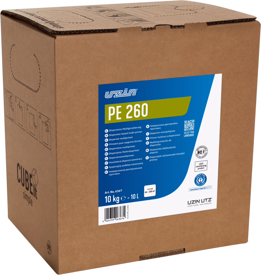 UZIN_Dummy_PE 260-10kg CUBE_2024-06 Braune Wellpappschachtel mit großem blau-grünem Etikett mit der Bezeichnung "PE 260". Das Etikett zeigt das UZIN-Logo, den Produktnamen, eine mehrsprachige Beschreibung als dispersionbasierte Mehrzweckgrundierung, Inhalt '10 kg ≈ 10 L', Artikelnummer, Barcode, Angaben zur Ergiebigkeit und Zertifizierungslogos. An der Seite sind Handhabungssymbole und der Schriftzug 'CUBEit simple' aufgedruckt. Das Bild zeigt die Vorderseite des Kartons und die obere Klappe vor weißem Hintergrund.