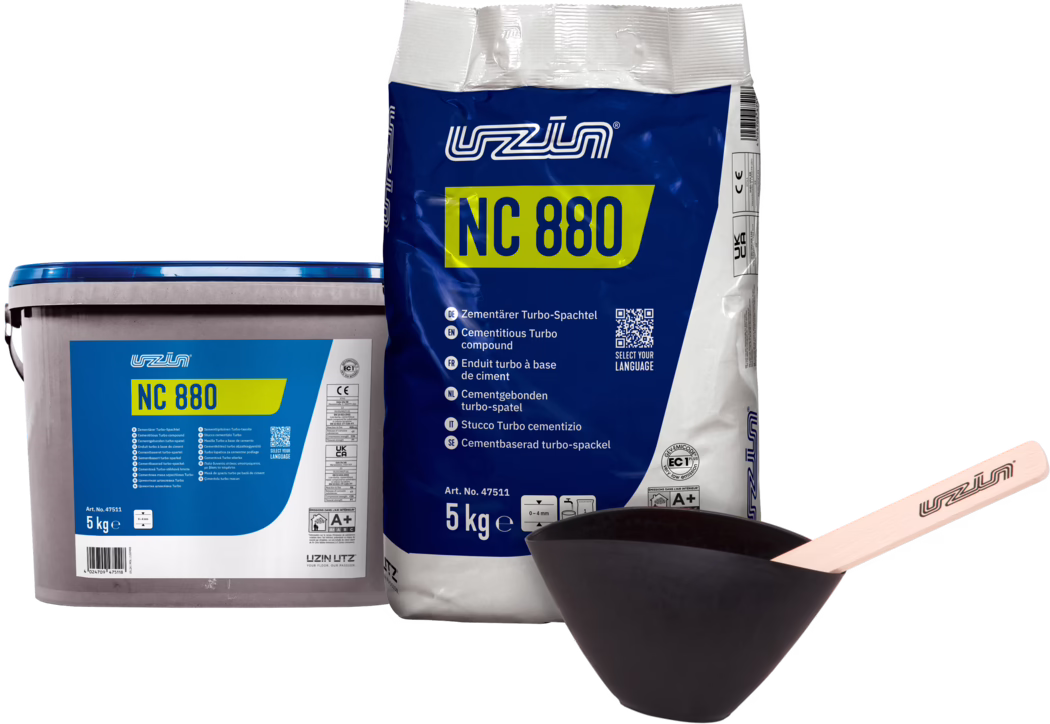 UZIN_Dummy_NC 880-5kg set_2024-08 Zwei Verpackungen von UZIN NC 880 Zement-Turbo-Spachtel: ein blau-weißer 5-kg-Sack und ein passender 5-kg-Kunststoffeimer, abgebildet mit einer schwarzen Mischschüssel und einem Holzspachtel; Produktetiketten und QR-Code sind sichtbar.