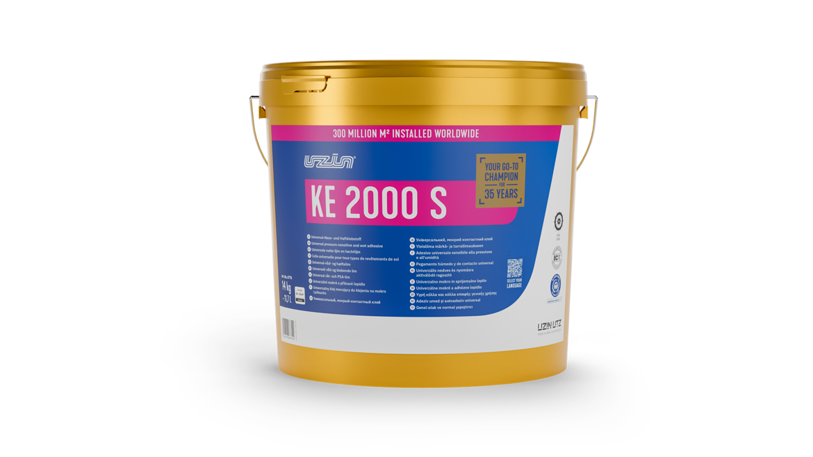 Ein gold- und rosafarbener Kunststoffeimer Kleber mit der Aufschrift KE 2000 S, einem blau-weißen UZIN-Markenlogo und Produktinformationen in mehreren Sprachen, einschließlich eines Abzeichens Your No.1 Champion for over 35 years auf der Vorderseite.