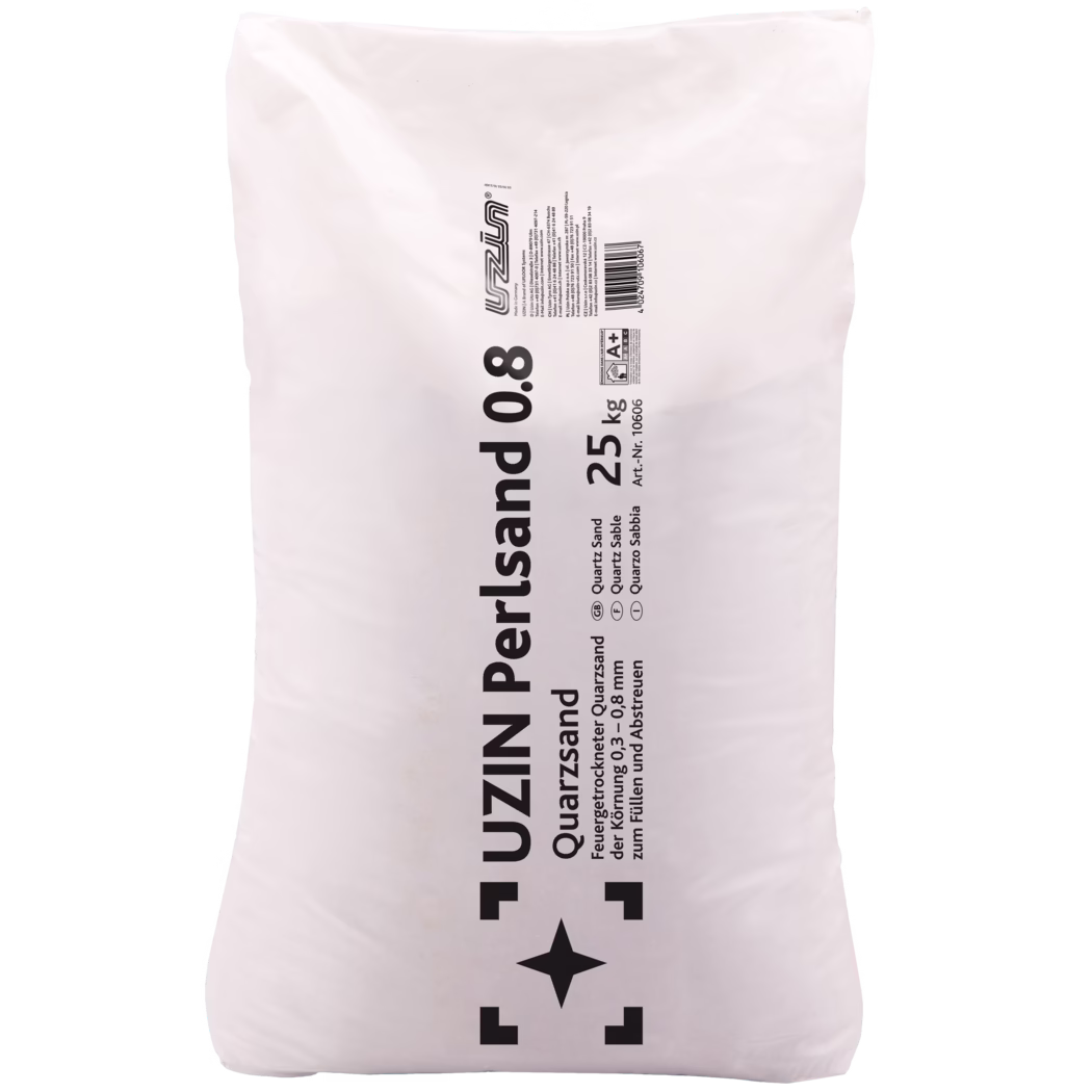 Weißer Kunststoffsack mit vertikalem schwarzem Druck "UZIN Perlsand 0.8" und deutlicher Gewichtsangabe "25 kg". Auf der Verpackung werden Quarzsand mit Korngröße 0,3–0,8 mm, eine Artikelnummer sowie ein Barcode und das UZIN-Logo angegeben. Der verschweißte Sack zeigt Falten und einen leichten Glanz des Materials und ist zum Füllen sowie zum Abstreuen auf Böden bei der Verlegung und Ausgleichsarbeiten gedacht.