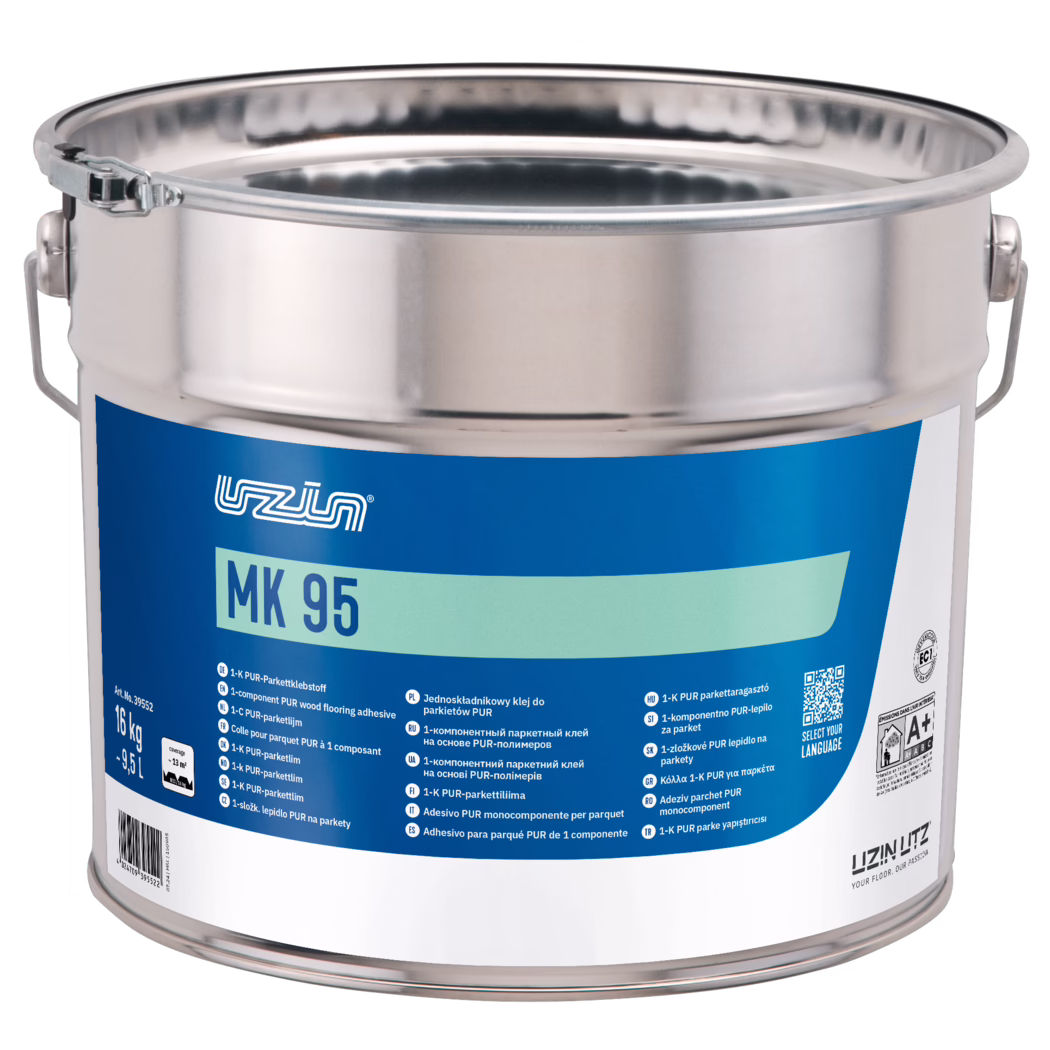 UZIN_Dummy_MK 95-16kg_2024-11 Detailaufnahme eines metallischen zylindrischen Behälters, der Klebstoff für Fußböden enthält. Das glänzende Edelstahlgefäß verfügt über einen abnehmbaren Spannverschlussdeckel und einen Metallbügel; ein großes blaues Etikett mit der Aufschrift „MK 95“ und mehrsprachigen Produktangaben weist auf einen einkomponentigen PUR‑Parkettklebstoff mit einem Fassungsvermögen von etwa 16 kg (9,5 L) hin. Das Bild betont die reflektierende Kante, die Verschlussmechanik und den oberen Bereich des Etiketts; die Farbgebung ist überwiegend silber, dunkelblau und blassgrün.