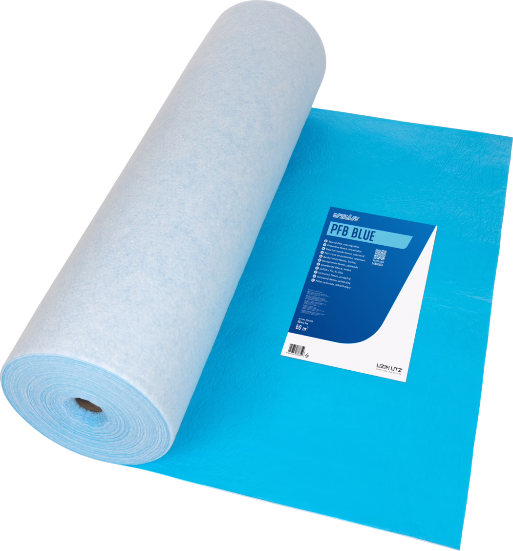 UZIN_Dummy_PFB BLUE_50m2_2026-08 Nahaufnahme einer großen Rolle hellblauen Schutzvlieses bzw. Unterlagsmaterials, teilweise abgerollt auf einer kräftig blauen Unterlage. Die zylindrische Rolle zeigt eine weiche, faserige weiß-bläuliche Oberfläche und an einem Ende einen sichtbaren Kartonkern. Auf der blauen Folie ist ein gedrucktes Etikett mit der Bezeichnung 'PFB BLUE' sowie technischen Angaben und einem Barcode zu sehen. Das Foto betont Struktur, Materialstärke und Verpackung; neutraler weißer Hintergrund und gleichmäßige Beleuchtung.