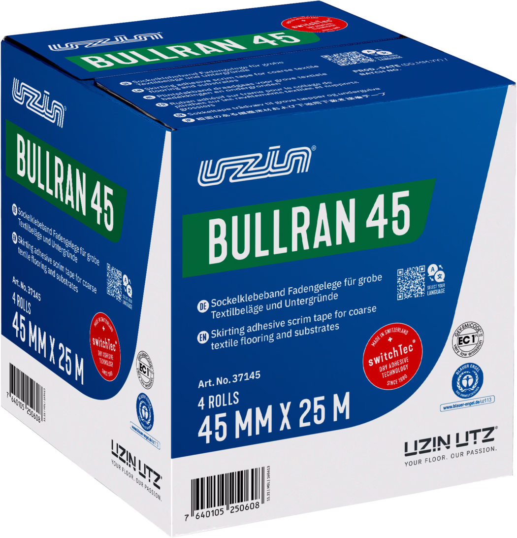 UZIN_Dummy_Bullran 45-carton_2022-01 Studioaufnahme einer blau-weißen Kartonbox 'BULLRAN 45' von UZIN UTZ für Sockelklebe- bzw. Fadengelegeband. Auf der Vorder- und Seitenfläche ein grünes Banner mit dem Produktnamen 'BULLRAN 45' in großen weißen Buchstaben, technische Beschriftungen in Deutsch und Englisch sowie ein rotes 'switchTec'-Siegel. Aufdrucke zeigen '4 ROLLS', '45 MM X 25 M', Artikelnummer 37145, Barcode, QR-Code und mehrere Prüfsiegel. Die Box ist leicht im Winkel fotografiert, mit klarer serifenloser Typografie, kräftigen Farben und gleichmäßiger Studiobeleuchtung; das Bild betont Markenaufdruck, Maße und Produktinformationen.