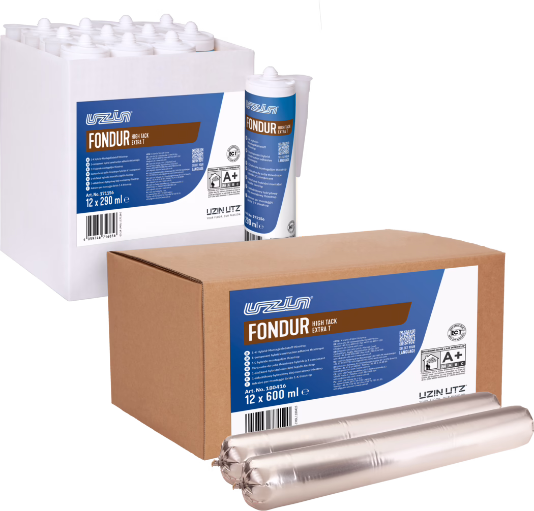 UZIN_Dummy_Fondur HighTack Extra T_Composing_2024-09 Studioaufnahme von verpackten Bodenbelagsklebstoffen: ein weißer Präsentationskarton mit mehreren weißen Kartuschen, eine Kartusche steht aufrecht mit angesetzter Tülle, daneben ein brauner Karton mit der Aufschrift „FONDUR High Tack Extra T 12 x 600 ml“. Vor dem Karton liegen zwei silberne Schaumstoff-/Vollverpackung-Wurstpackungen. Blaue und braune Produktetiketten zeigen die Marke UZIN, den Produktnamen FONDUR, Informationsschrift, einen Barcode und Prüfzeichen. Weißer Hintergrund und gleichmäßige Beleuchtung heben Verpackung, Mengenangaben und Markenaufdruck hervor.