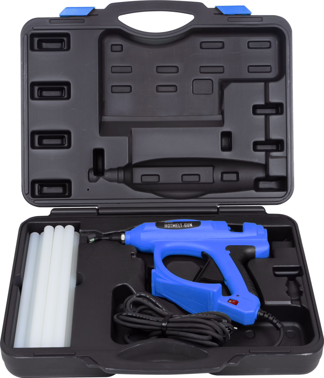 UZIN_Dummy_Hotmelt Gun-Composing_2023-10 Nahaufnahme eines blauem Heißklebepistolen-Sets in einem schwarzen, formgepressten Kunststoffkoffer. Der Deckel zeigt eingeformte Fächer und einen integrierten Griff; im unteren Bereich liegt eine blaue Heißklebepistole mit der Aufschrift "HOTMELT-GUN", links mehrere weiße Klebesticks, ein aufgerolltes schwarzes Netzkabel und ausgeformte Vertiefungen für Zubehör. Der Koffer besteht aus hartem schwarzem Kunststoff mit Rillen und Verschlüssen für sicheren Transport und Aufbewahrung.