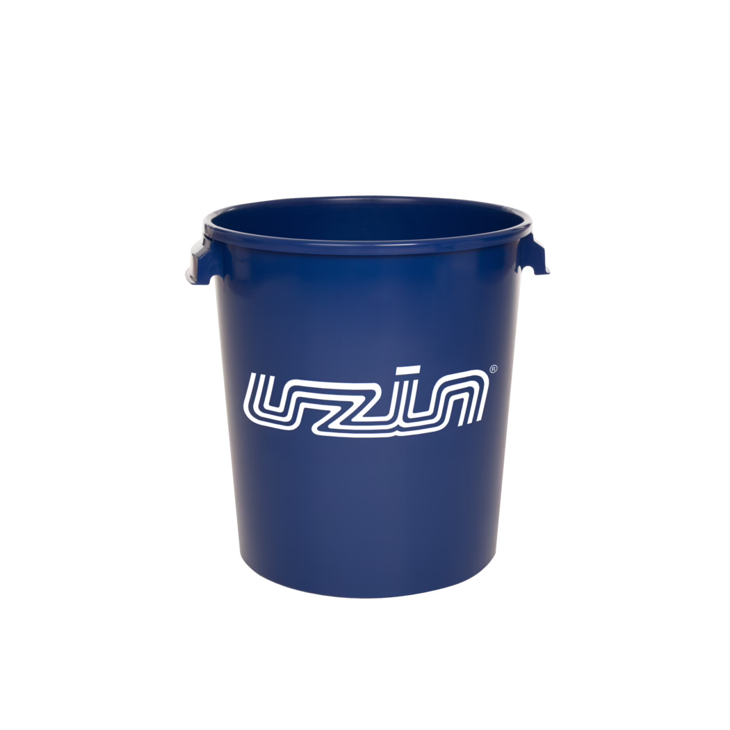 UZIN_Dummy_mixing bucket_2026-04 Ein hoher, zylindrischer Plastikeimer in dunkelblau mit glatter, glänzender Oberfläche und einem weißen, stilisierten Logo auf der Vorderseite. Der Eimer hat zwei kleine integrierte Griffe an der oberen Kante und ein offenes, leeres Innenvolumen; aufgenommen vor einem schlichten weißen Hintergrund mit dezentem Schatten am Boden.