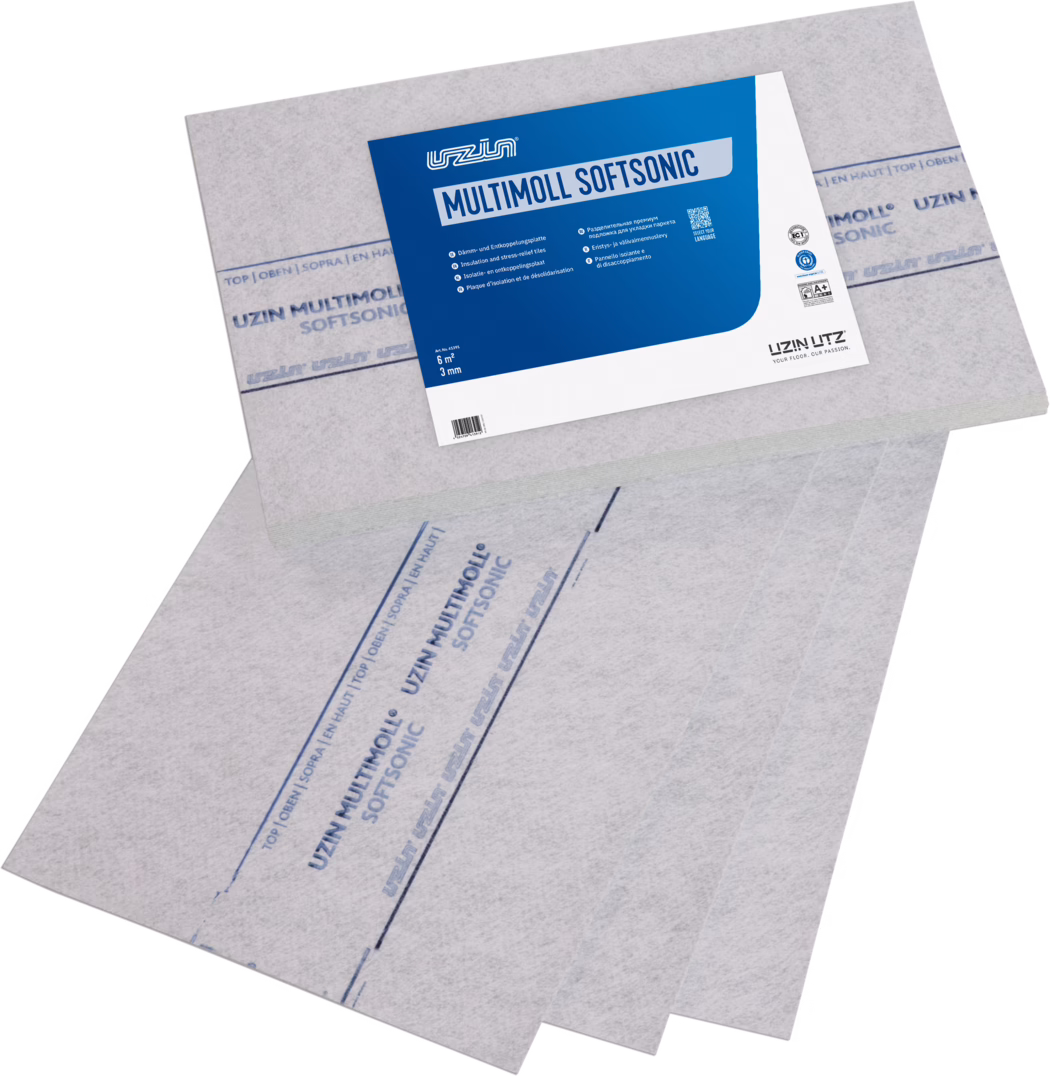 UZIN_Dummy_Multimoll Softsonic_2024-09 Graue faserige Trittschalldämmplatten mit Aufdruck 'UZIN MULTIMOLL SOFTSONIC'. Drei dünne Platten sind aufgefächert, eine liegt oben und zeigt ein großes blau-weißes Produktetikett mit Produktname, technischen Angaben (6 m², 3 mm), kleinen Symbolen und dem UZIN-Logo. Die Platten haben blaue Markierungen und wiederholte Beschriftung und dienen als Trittschalldämmung unter Bodenbelägen wie Laminat, Parkett oder Vinyl.