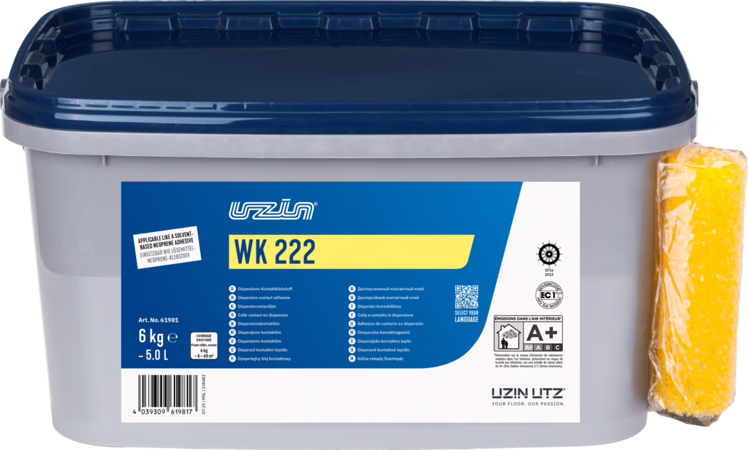 UZIN_Dummy_WK 222-6kg_2025-11 Ein rechteckiger grauer Kunststoffbehälter mit dunkelblauem Klickdeckel und blau‑gelbem Etikett mit der Aufschrift 'WK 222'. Der Behälter ist mit '6 kg (~5,0 L)' gekennzeichnet und zeigt technische Symbole, Barcode und mehrsprachige Produktangaben. An der rechten Seite ist ein in Plastik verpackter gelber Schwamm befestigt. Auf dem Etikett sind Marke 'Uzin Utz' und das A+‑Symbol für Innenraum‑Emissionen zu sehen. Produktfoto auf weißem Hintergrund, scharf und gleichmäßig beleuchtet.
