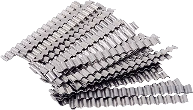 Nahaufnahme eines Stapels gewellter Metallstreifen mit welligem Profil, silbergrauer, lichtreflektierender Oberfläche; die Streifen sind unregelmäßig übereinandergelegt, zeigen scharfe Rippen und Rillen und bestehen vermutlich aus Edelstahl oder verzinktem Stahl für Bau- oder Industrieanwendungen.