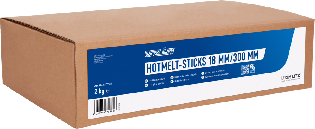 UZIN_Dummy_Hotmelt Sticks-2kg_2023-10 Braunes Wellpapp-Karton mit blau-weißem Etikett mit der Aufschrift 'HOTMELT-STICKS 18 MM/300 MM'. Die Marke 'UZIN UTZ' ist sichtbar. Auf dem Etikett sind '2 kg', Artikelnummer 'Art. No. 177534', ein Barcode und kleine mehrsprachige Produktbeschreibungen zu sehen. Die Aufnahme zeigt Vorder- und Oberseite des verschlossenen Kartons vor weißem Hintergrund.