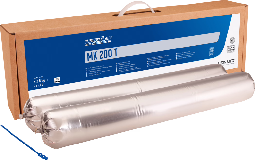 UZIN_Dummy_MK 200 T-2x8kg_2024-09 Produktbild einer braunen Kartonverpackung mit blauem Etikett "MK 200 T" (Marke Uzin), davor zwei silberne rollenförmige Folienverpackungen mit Klebstoff und ein kleiner blauer Kunststoff-Mischschlüssel, auf weißem Hintergrund.