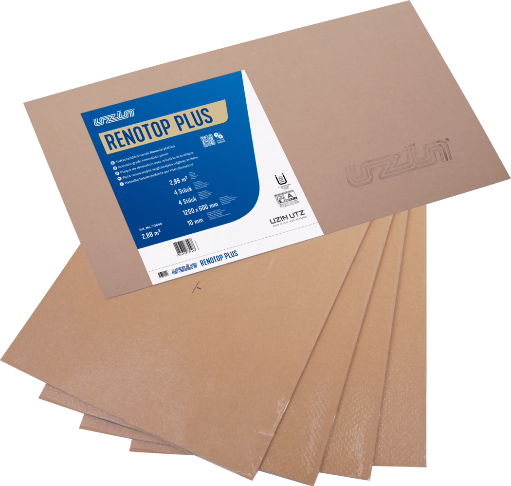 UZIN_Dummy_RenoTop PLUS_2024-05 Nahaufnahme eines Stapels RENOTOP PLUS Trittschalldämmender Renovierplatten mit einem auffälligen blau-weißen Produktetikett der Marke UZIN UTZ. Die braunen, kartonähnlichen Faserplatten sind fächerförmig angeordnet und zeigen gedruckte Produktinformationen und Maße (1200 x 600 mm, 10 mm Stärke). Die Aufnahme ist vor weißem Hintergrund mit sichtbarer Oberflächenstruktur und Verpackungsdetails.