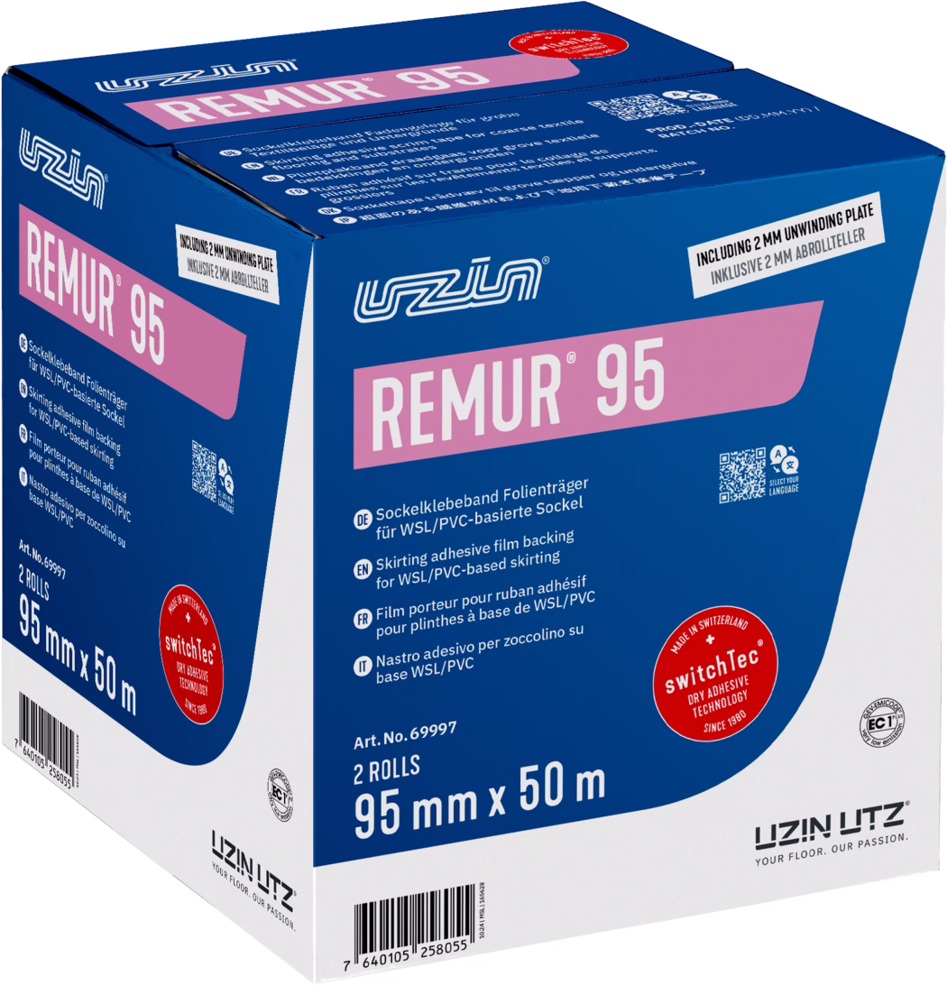 UZIN_Dummy_Remur 95-carton_2024-10 Fotografie einer blau-weißen Verkaufsverpackung 'REMUR 95' der Marke UZIN UTZ, leicht schräg aufgenommen. Der Karton trägt ein großes rosa Etikett mit 'REMUR 95', das Firmenlogo und mehrsprachige technische Angaben. Auf der Vorderseite sind '2 ROLLS' und die Maße '95 mm x 50 m' angegeben. Sichtbar sind ein rotes 'switchTec'-Siegel, ein QR‑Code, ein Barcode und ein kleiner Hinweis 'INCLUDING 2 MM UNWINDING PLATE'. Die Schachtel wirkt neu und enthält Produktinformationen zur Klebefolie für WSL/PVC-Sockel.