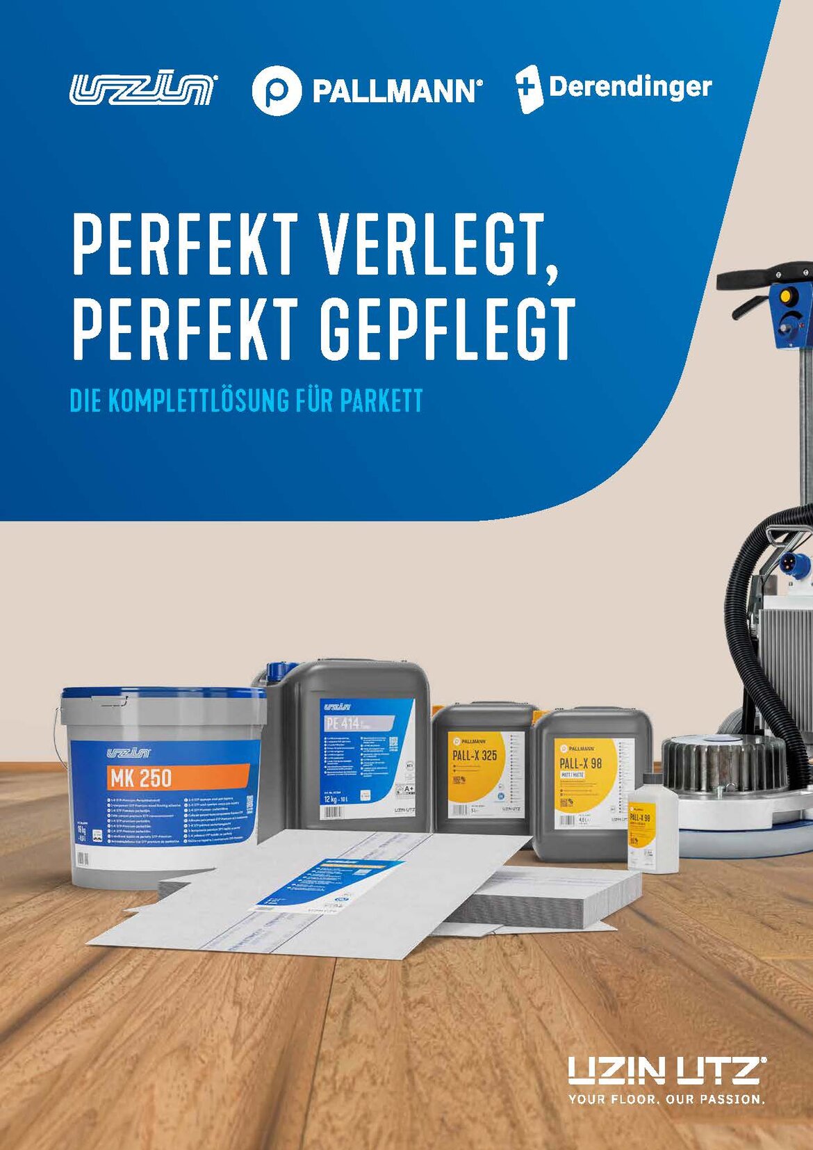 Folder Parkett zum Download Verschiedene Bodenpflegeprodukte von UZIN und Pallmann, darunter Klebstoffe und Öle, sind auf einem Holzboden neben Werkzeugen und einer Bodenpoliermaschine ausgestellt. Über den Produkten sind auf blauem Hintergrund deutscher Text und Firmenlogos zu sehen.