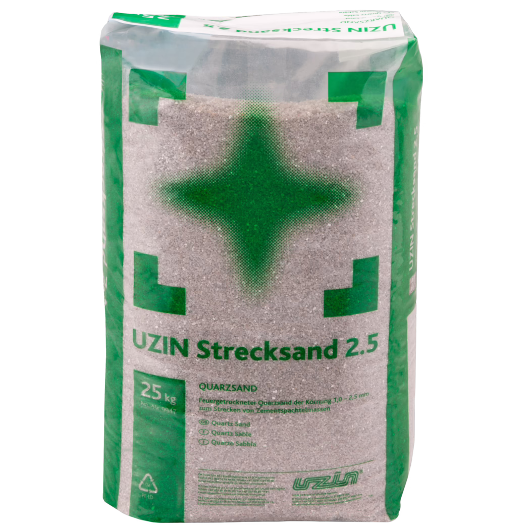 Eine 25-kg-Plastiktüte UZIN Strecksand 2.5 Quarzsand; transparente Verpackung zeigt beige-graue Körner und grüne Druckelemente mit Kreuzsymbol, Produktname und Gewicht in Grün aufgedruckt.